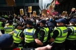 Զավեշտ․ Անգլիացի ոստիկանները և գաղթականները ցրում են անգլիացիների հակագաղթականական բողոքի ակցիան (տեսանյութ)