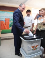 Բակո Սահակյանը հուլիսի 19-ին քվեարկել է Ստեփանակերտի թիվ 24 ընտրատեղամասում