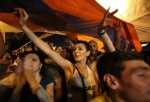 Համբույրներ և ջրցան մեքենաներ, 3 ամուսնություն և վնասվածքների տարափ` Երևանում ցույցերը շարունակվում են
