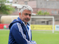 Աբրահամ Խաշմանյանը Հայաստանի ֆուտբոլի ազգային հավաքականի գլխավոր մարզիչ՝ արդեն նաև պաշտոնապես (տեսանյութը՝ «Ազատություն» ռադիոկայանի)