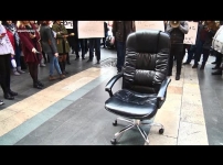 «Դուք կառչած եք Ձեր աթոռից»․ երիտասարդները շարունակում են պահանջել Արայիկ Հարությունյանի հրաժարականը (տեսանյութը՝ «Ազատություն» ռադիոկայանի)