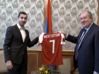 Նախագահ Արմեն Սարգսյանը հյուրընկալել է Հայաստանի ֆուտբոլի հավաքականի ավագ Հենրիխ Մխիթարյանին
