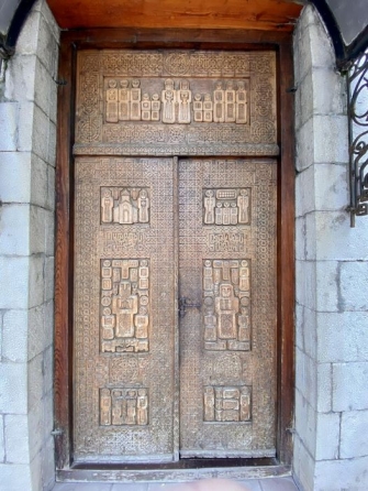 Ամենախնդրահարույցը դռան վրայի գրությունն էր. «Ղարաբաղեն հողեն մատաղ»