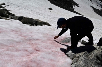 Իտալական Ալպերում ձյունը վարդագույն երանգ է ստացել