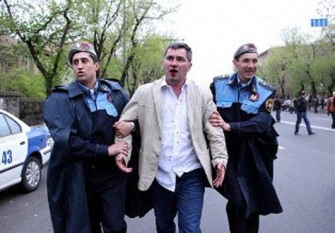 Ոստիկանները դաժան ծեծի են ենթարկել Արմեն Մարտիրոսյանին (տեսանյութ)