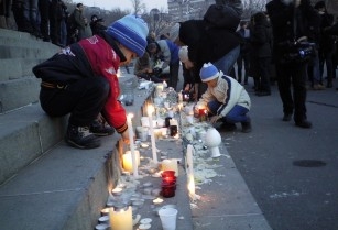 Մոմավառություն և երթ Երևանում՝ Գյումրիում սպանվածների հիշատակին 